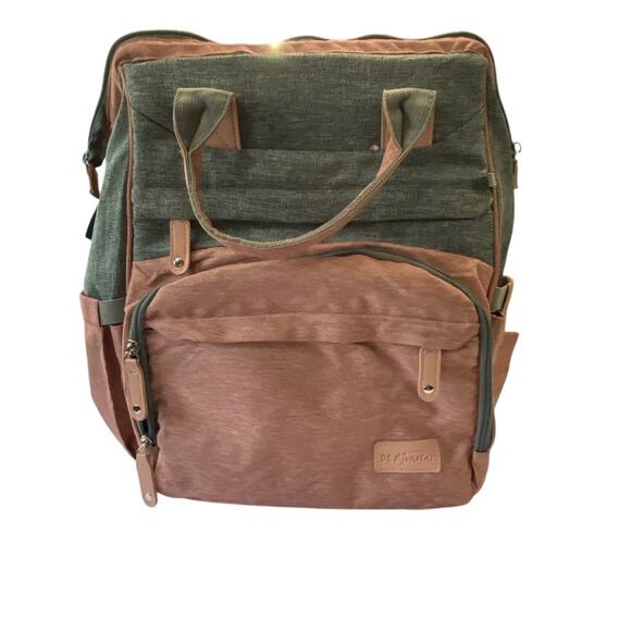 MULTI Compartment diaper bag with changing pad, USB & foldable crib - Picture 15 of 15